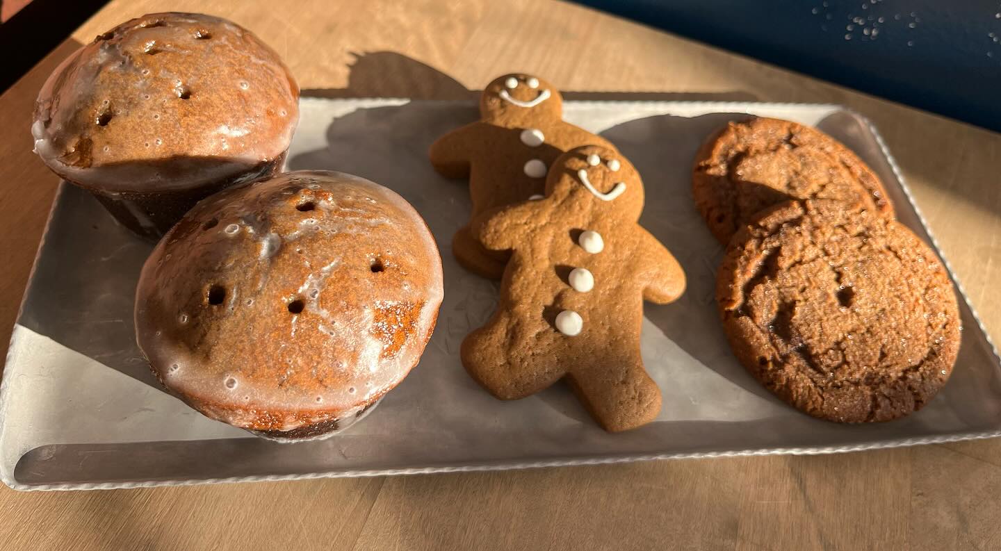 Looking for something warming on this freezing day? Ginger flavors are back at Batch! Gingerbread muffins, gingerbread friends, and ginger molasses cookies await if you bundle up and brave the cold 🥶