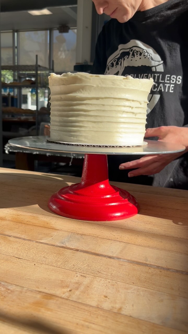 A moment of cake frosting bliss to carry you into the weekend 💙